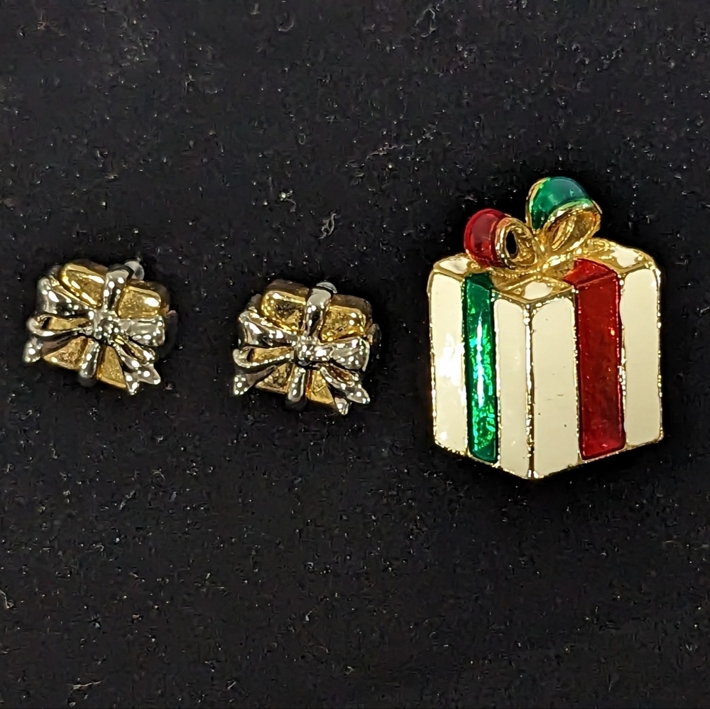 Christmas set of gold tone earrings and brooch.